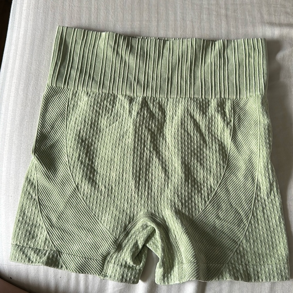 sporty shorts with scrunch on the back